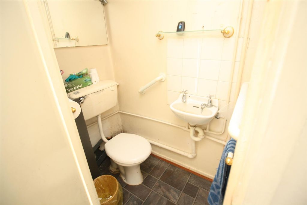 Property photo 3 of 11 Cloakroom
