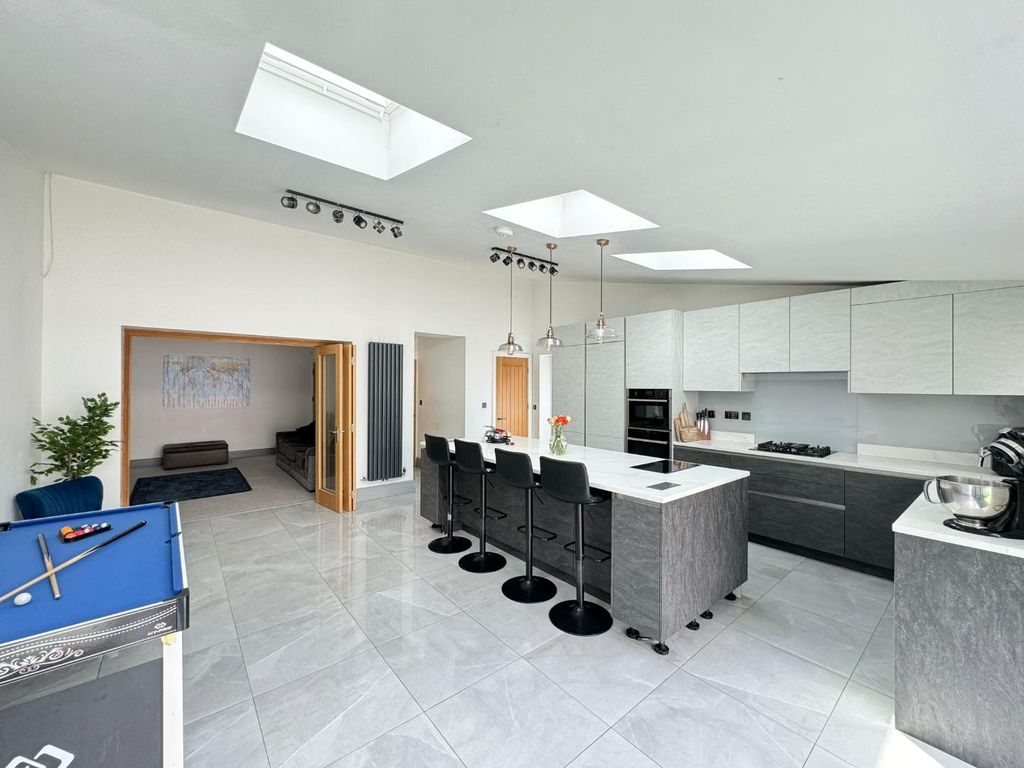 Property photo 2 of 27