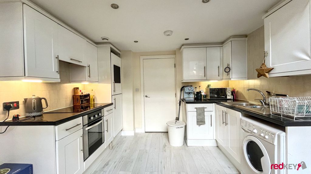 Property photo 3 of 8 Kitchen