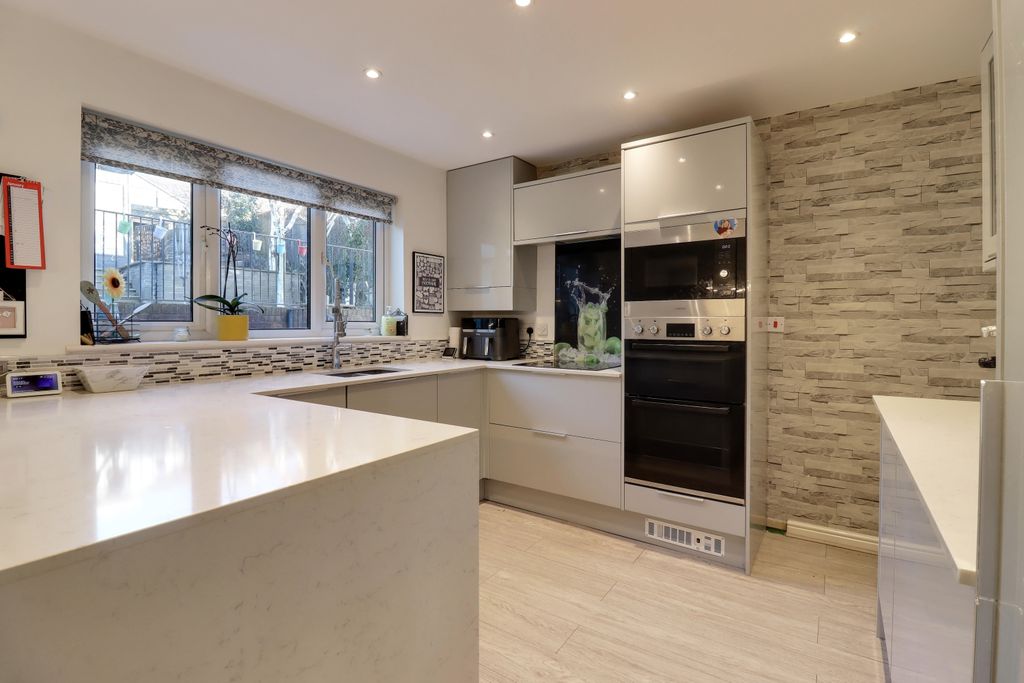 Property photo 2 of 15 Kitchen 2