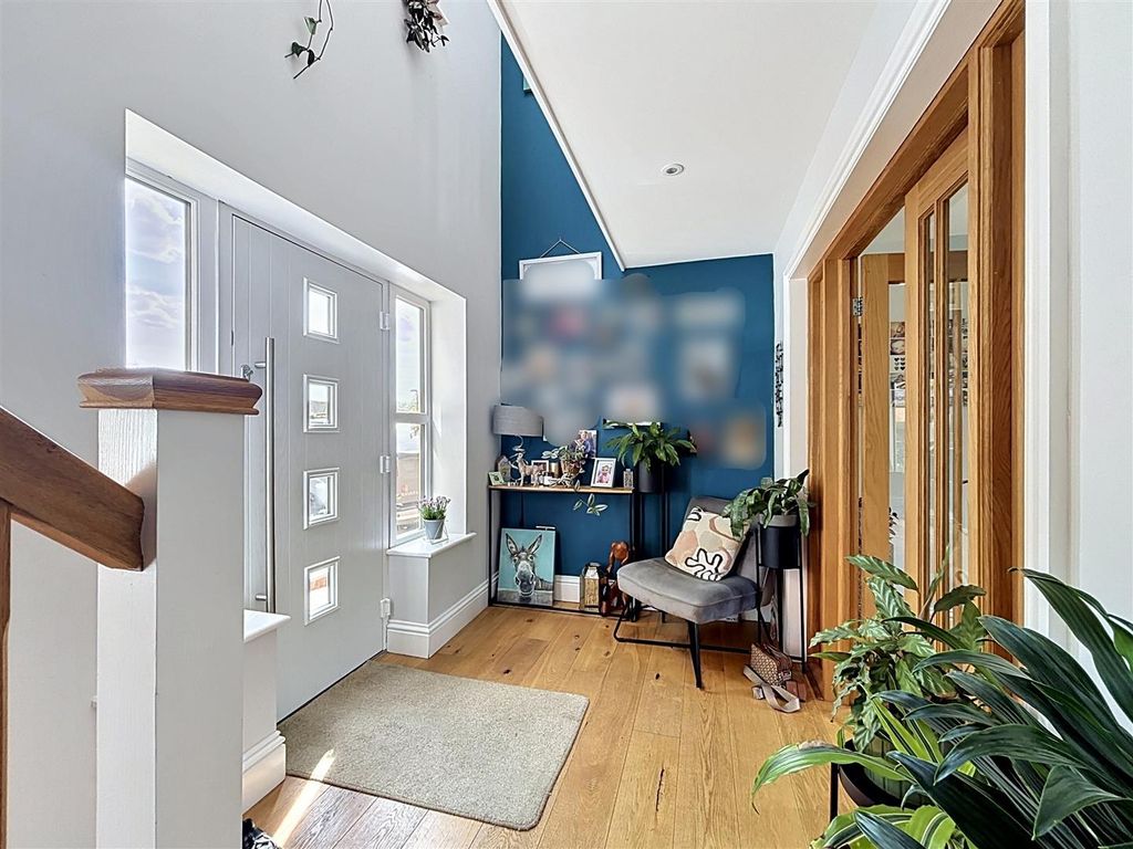 Property photo 3 of 34 Entrance Hall