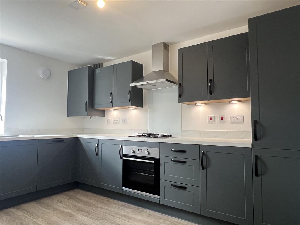 Property photo 3 of 10 Kitchen