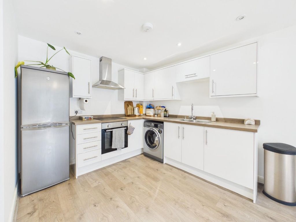 Property photo 3 of 8 Cam04899G0-Pr0318-Still004.Jpg