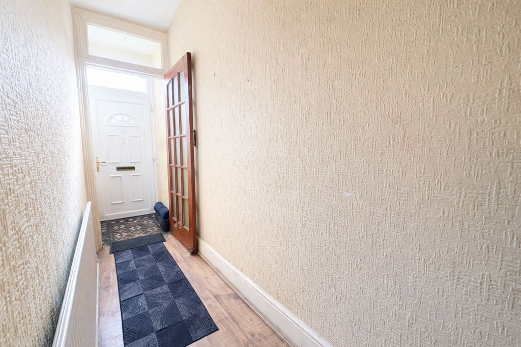 Property photo 2 of 10 Hallway