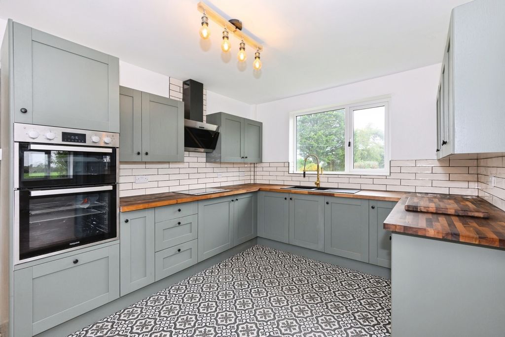 Property photo 3 of 10 Kitchen