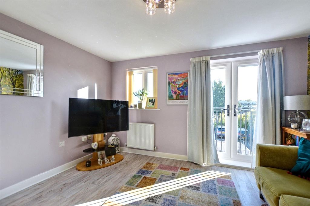 Property photo 2 of 23 Lounge/Bedroom