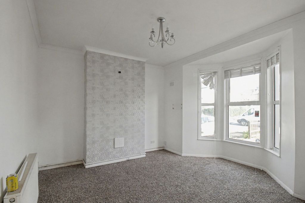 Property photo 3 of 16 72 Colworth Road, London E11 1Hy