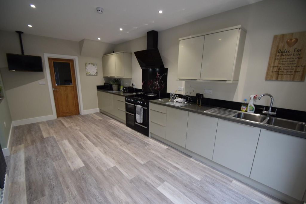 Property photo 2 of 11 72 Langney Road Kitchen2 - Copy.Jpg
