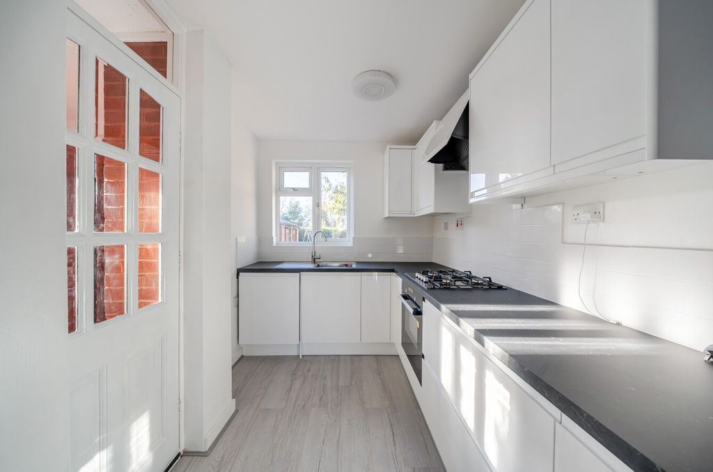 Property photo 2 of 16 1382872-10-691B3F...