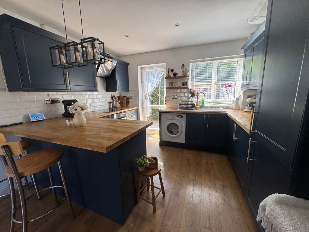 Property photo 1 of 10 Kitchen