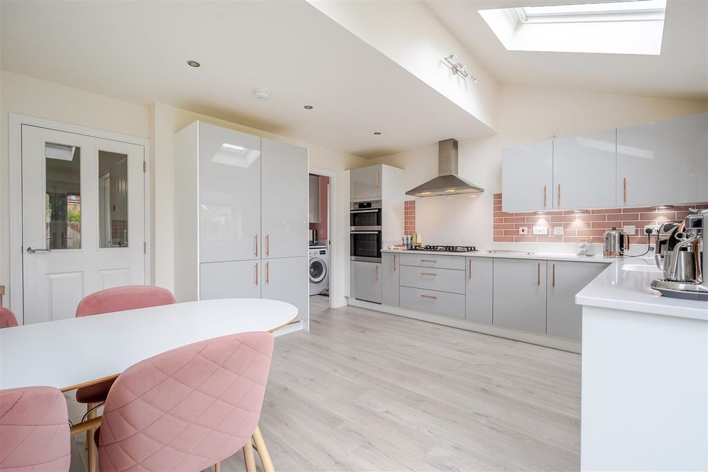 Property photo 3 of 22 1374741-19-690490115B9F1.Jpg