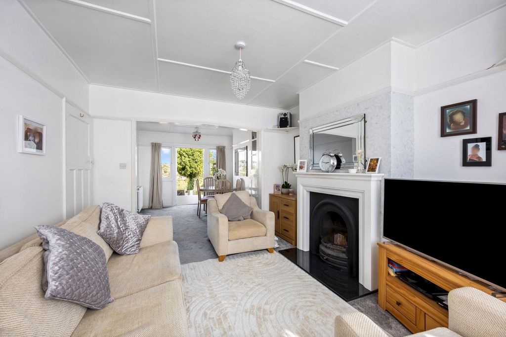 Property photo 3 of 19 Fairway Crescent 37 Through Lounge Dining Room.Jpe