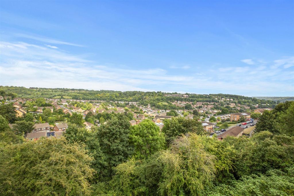 Property photo 2 of 13 36 Windrush Court, Hp13 7Ul-13.Jpg