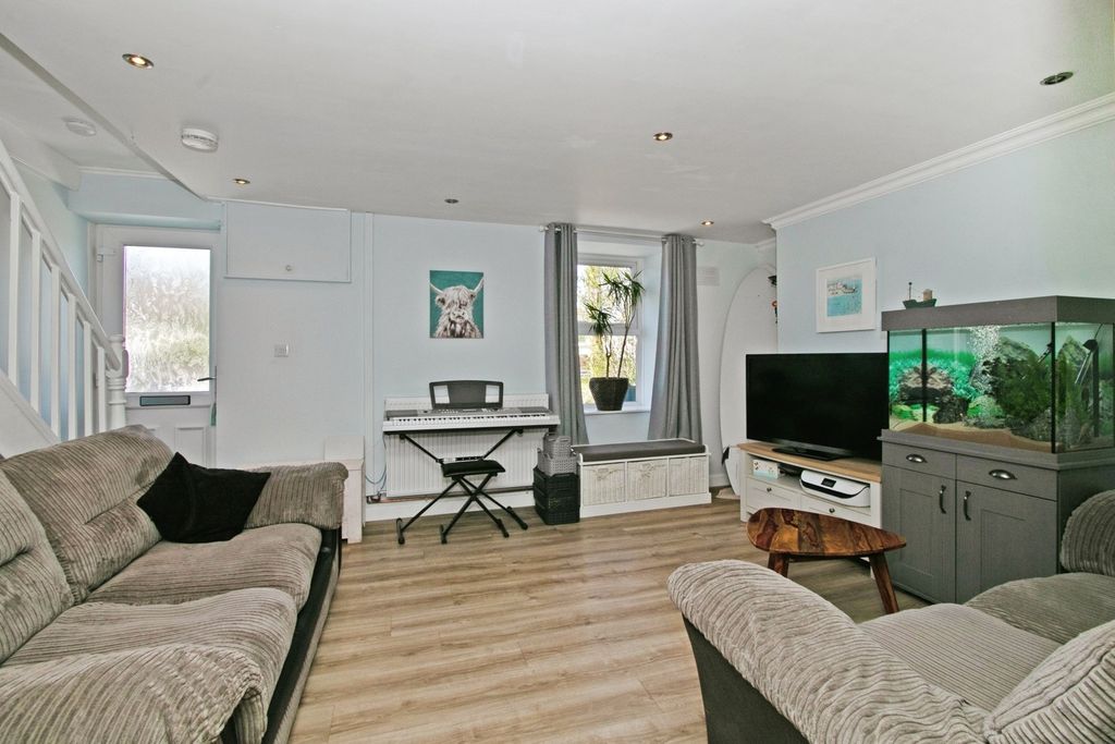 Property photo 2 of 10 Lounge