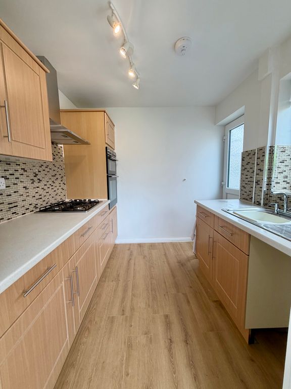 Property photo 3 of 11 Kitchen 1