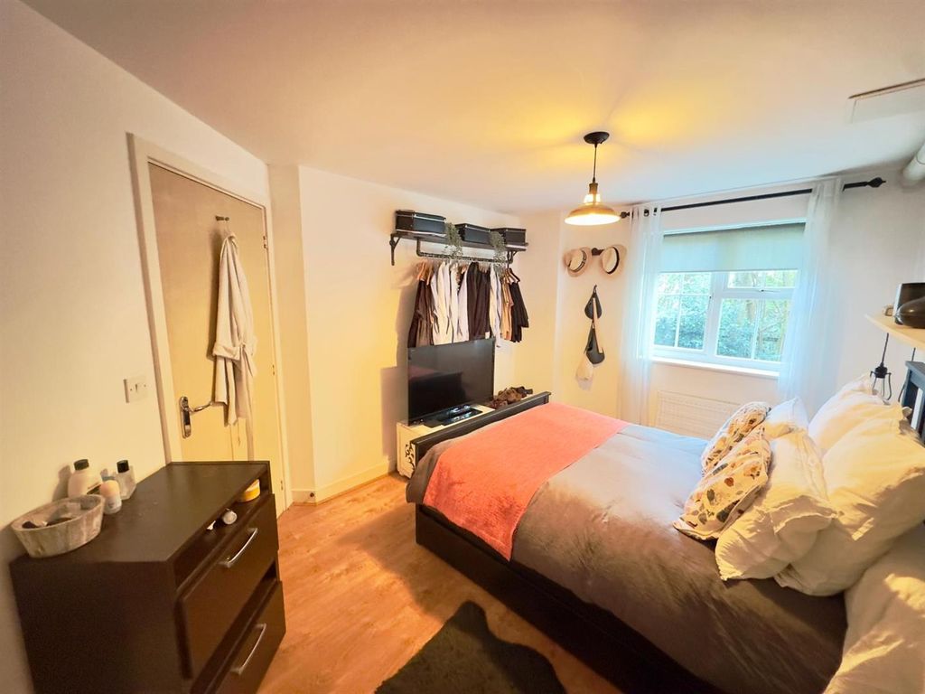 Additional image 8 of 2 bed flat for saleLatimer House, Marrow Meade, Fleet GU51