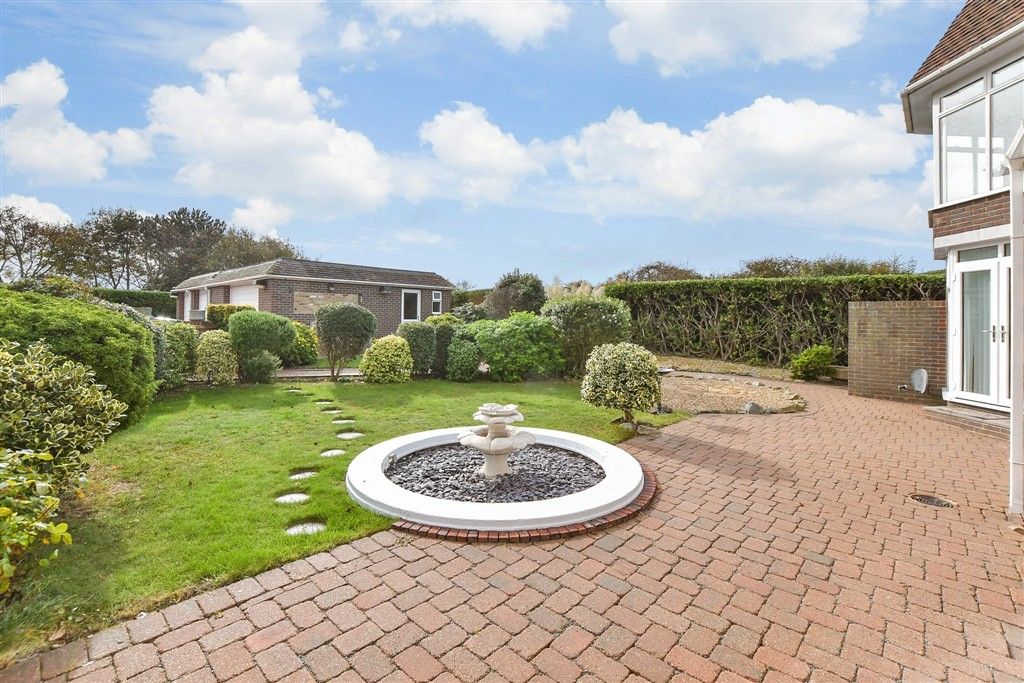Property photo 2 of 15 Communal Gardens