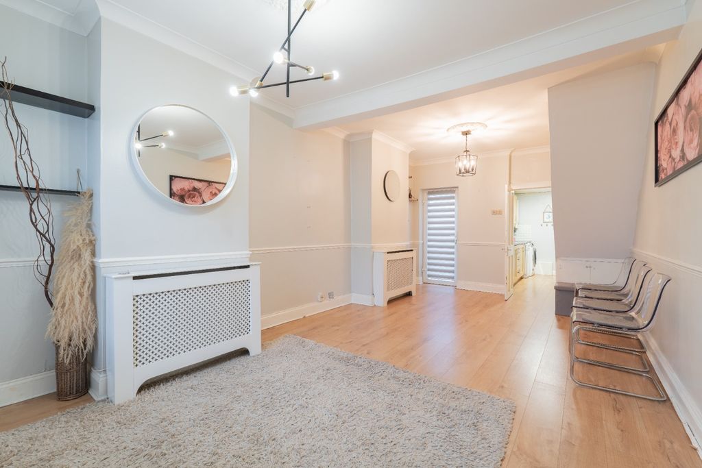 Property photo 2 of 17 4708312