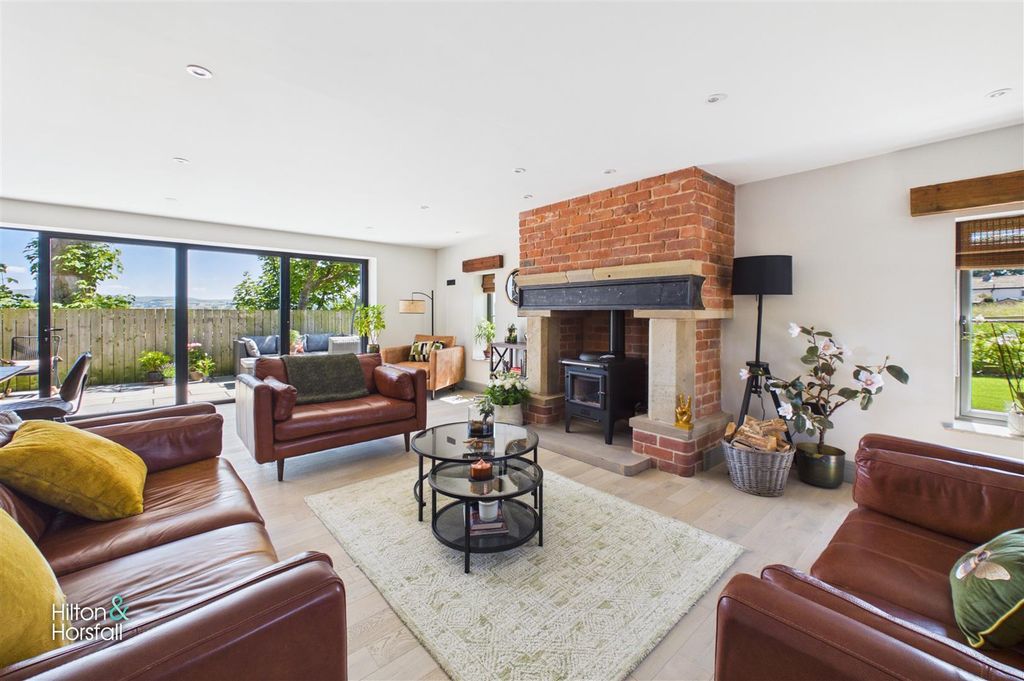 Property photo 2 of 44 Dovecote House