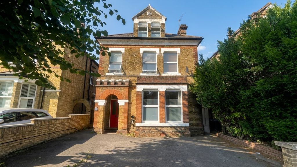 Property photo 1 of 8 Ground Floor 2 Bedroom Flat With Garden