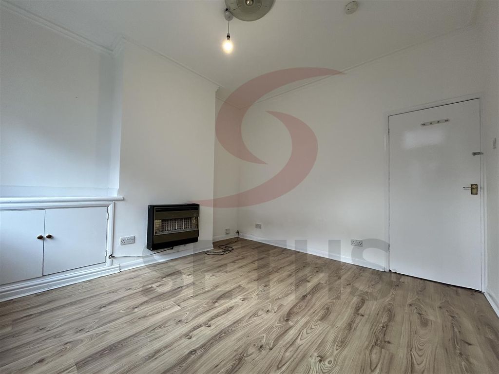 Property photo 3 of 28 Lounge