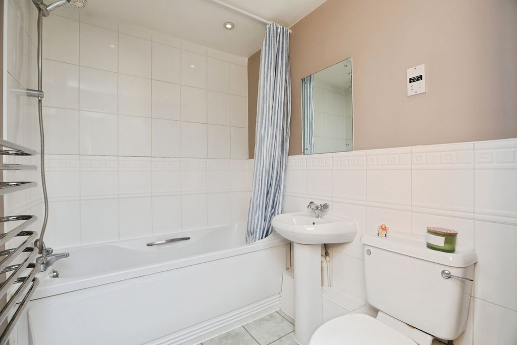 Property photo 3 of 14 Bathroom