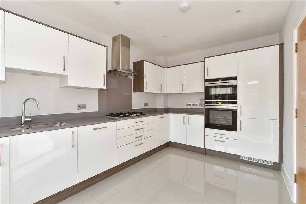 Property photo 3 of 20 Kitchen