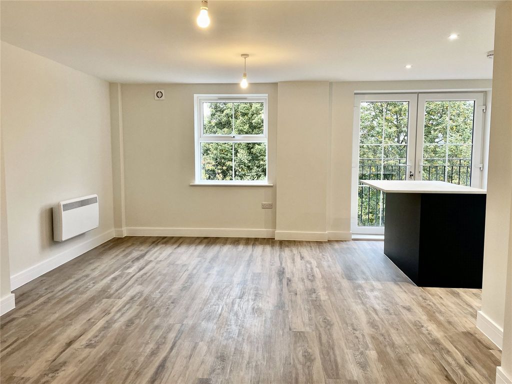 Property photo 2 of 7 Flat 7