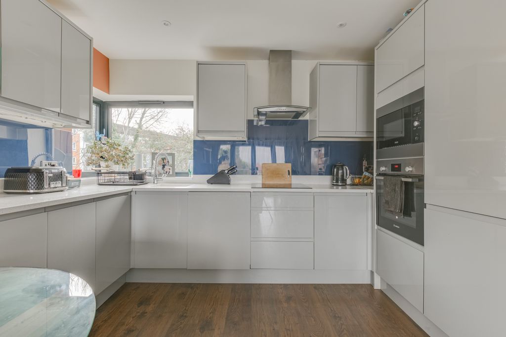 Property photo 2 of 12 Flat 3, Robina Court, Sm6 - 16