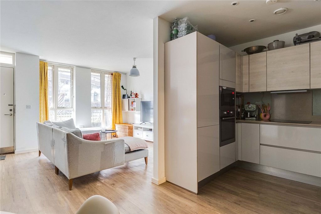 Property photo 3 of 12 Geoff Cade Way, E3
