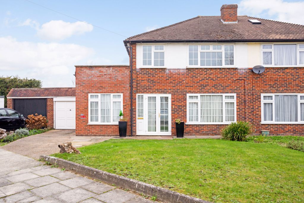 Property photo 2 of 26 16 Grenville Close 2