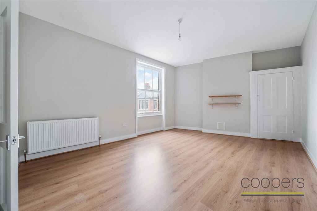Property photo 3 of 11 210 Elmhurst Mansions Sw4 6Hh-6.Jpg