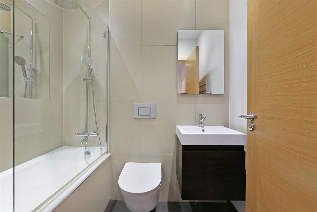 Property photo 1 of 11 Bathroom.Jpeg