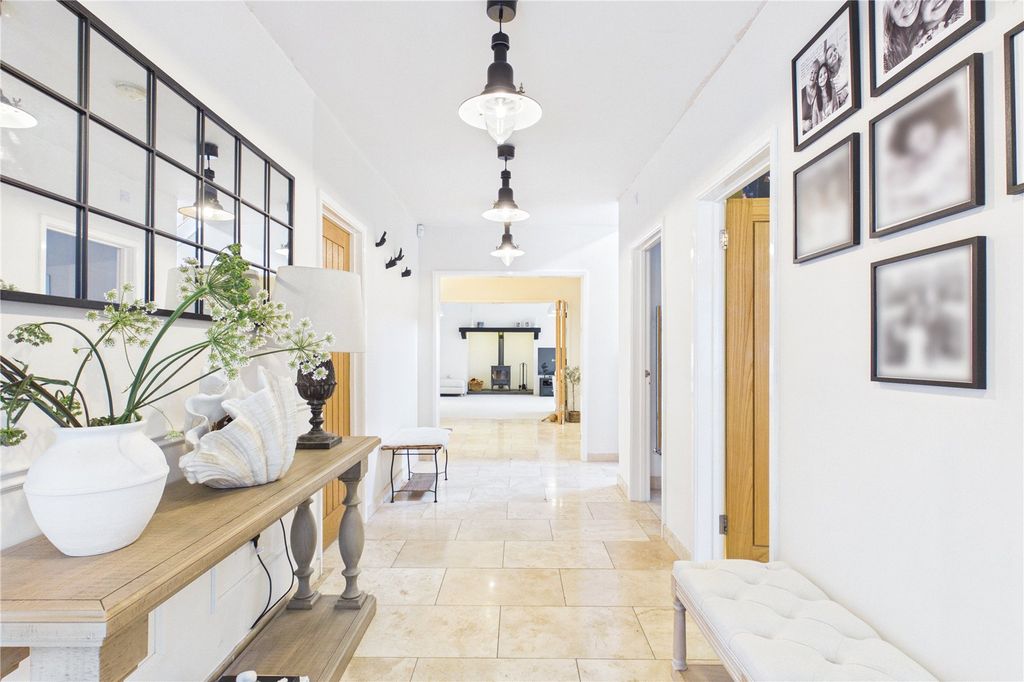 Property photo 2 of 28 Entrance Hall