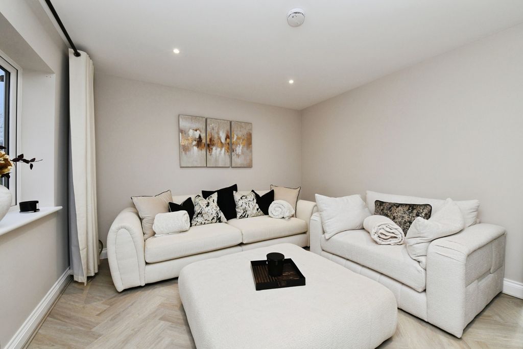 Property photo 3 of 18 Internal