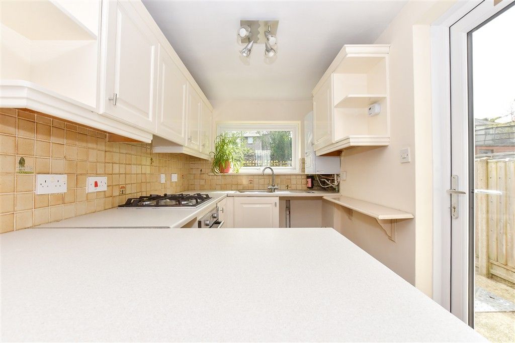 Property photo 3 of 11 Kitchen