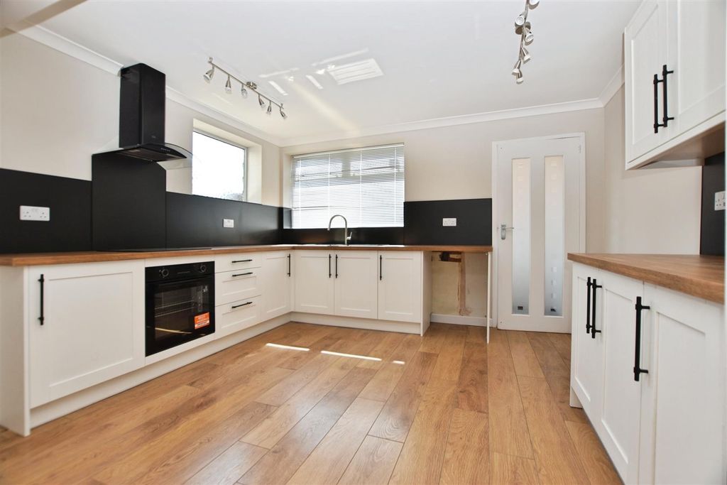 Property photo 3 of 11 Kitchen