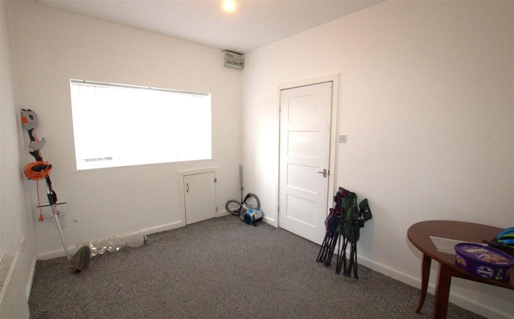 Property photo 3 of 7 Lounge