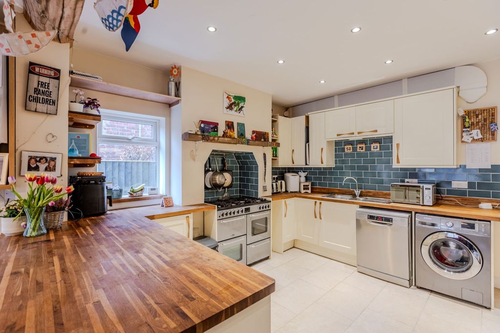 Property photo 2 of 21