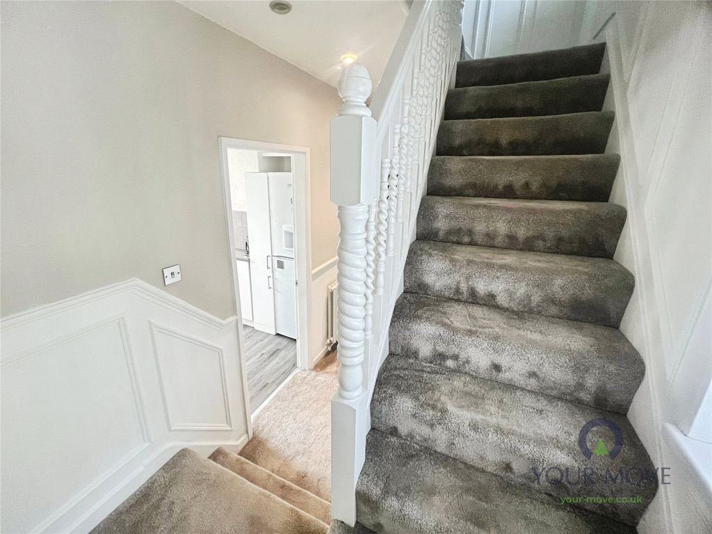 Property photo 3 of 18 Hallway