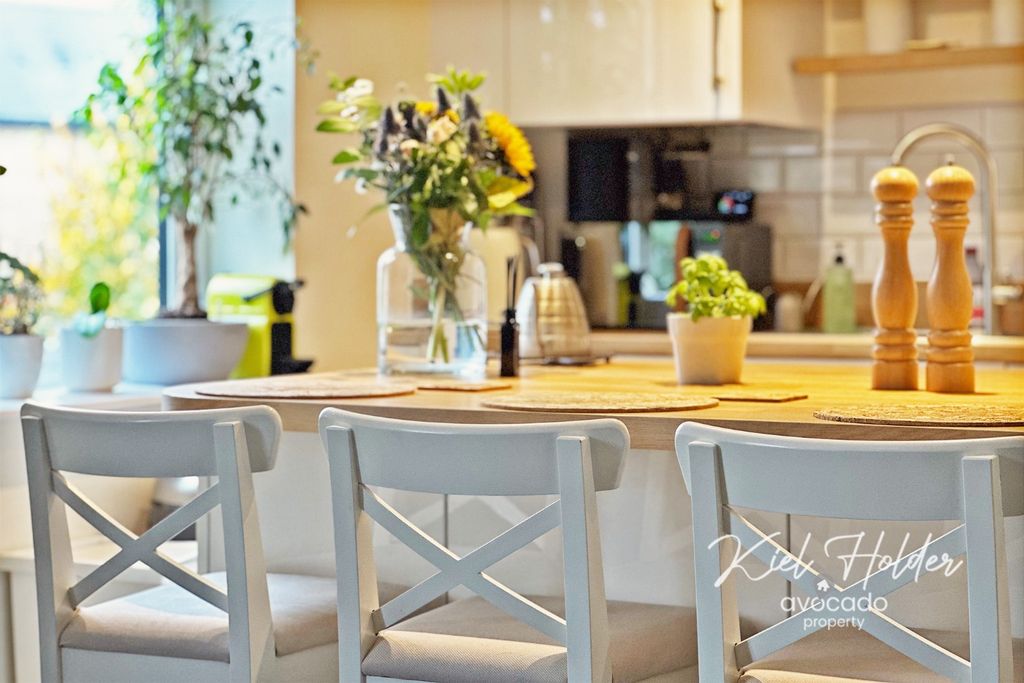 Property photo 3 of 17 4563364