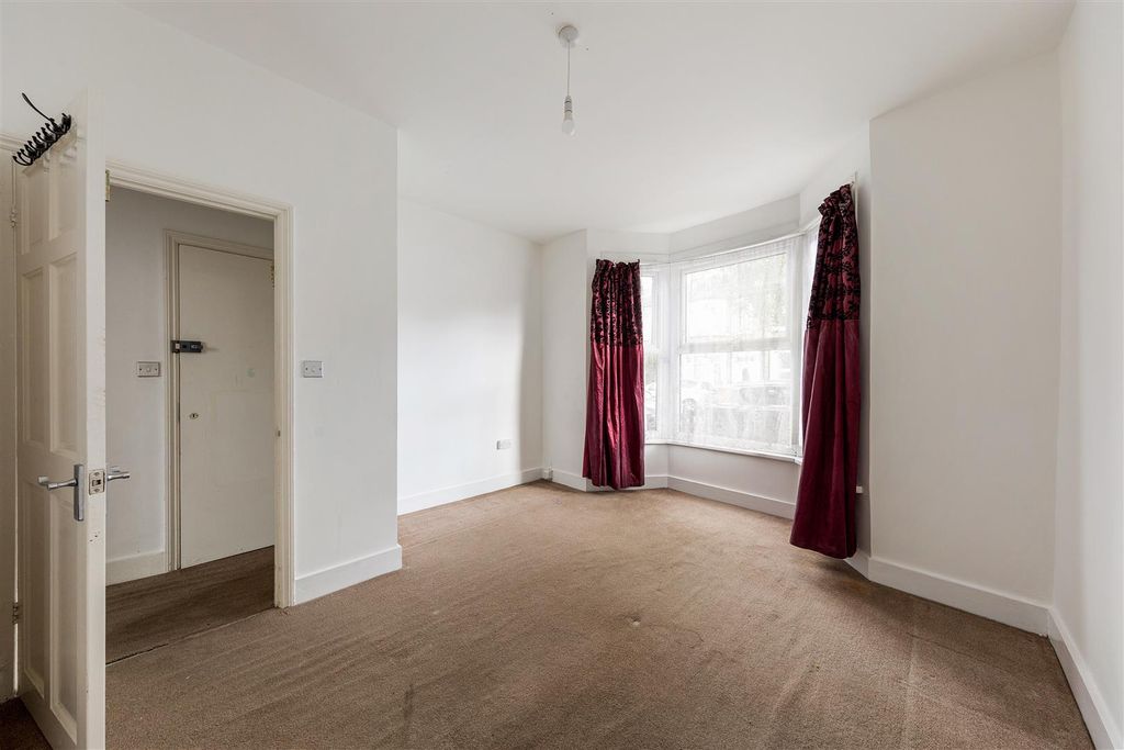 Property photo 2 of 19 Morley Road, E10