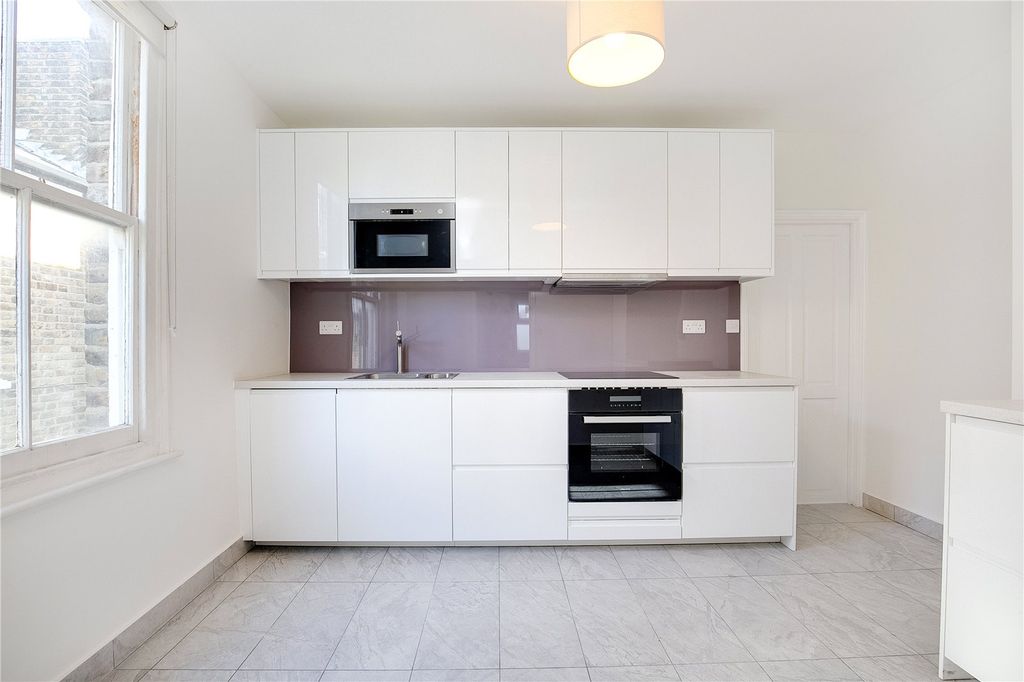 Property photo 3 of 10 Kitchen