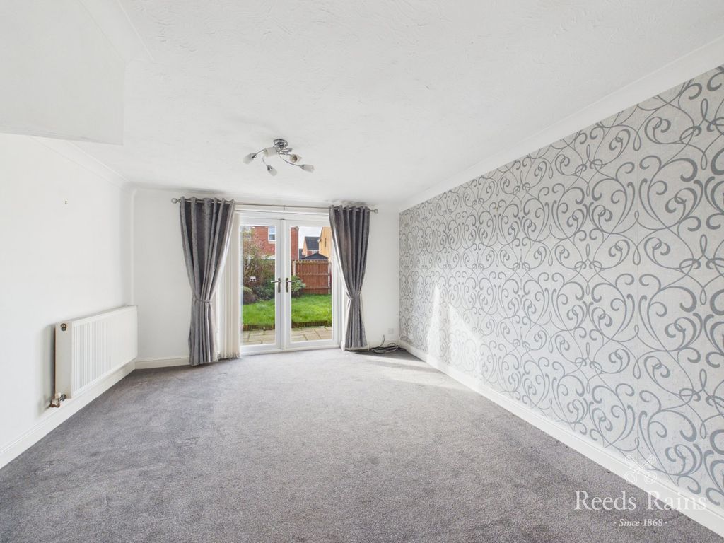 Property photo 2 of 18 Sitting Room