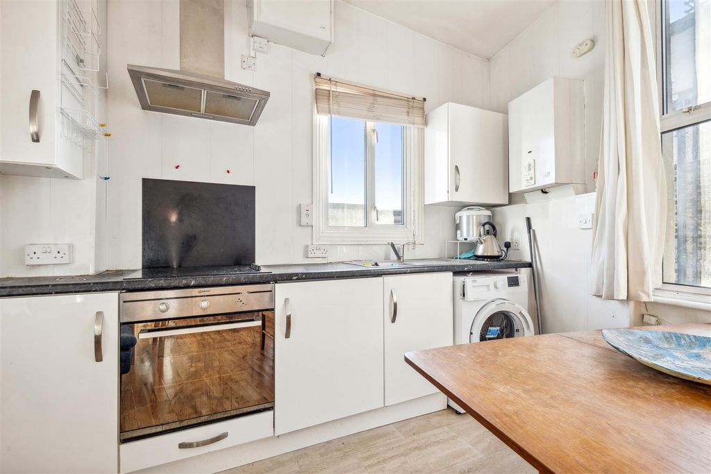Property photo 3 of 6 Flat 4-27 Balham Hill, Balham, Sw12-5.Jpg