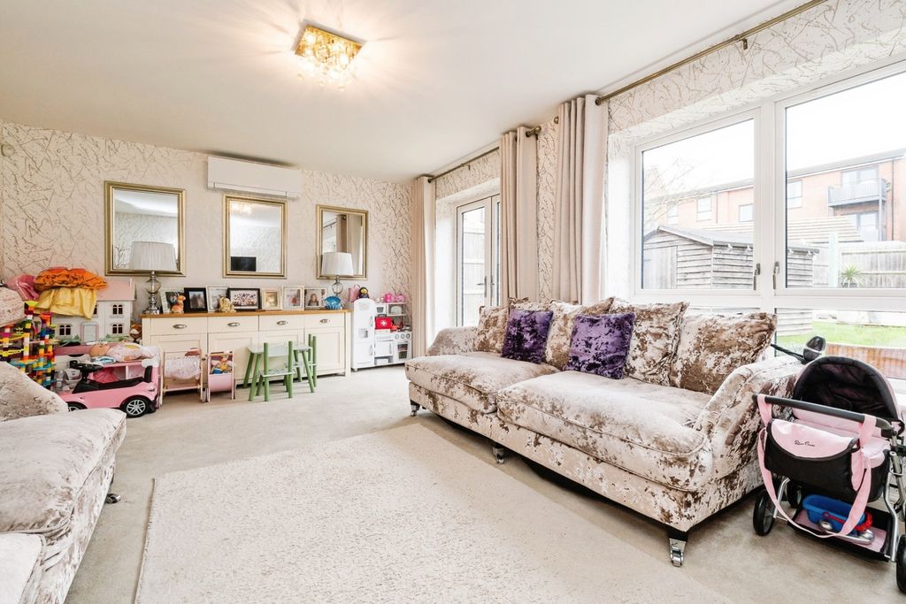 Property photo 3 of 17 Lounge