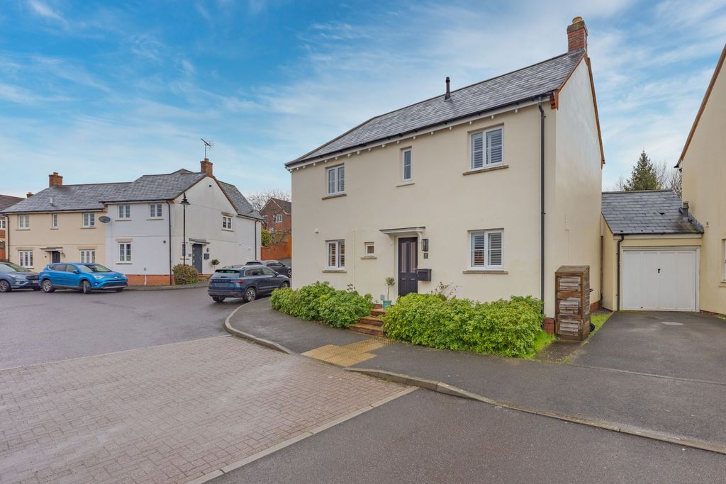 Property photo 1 of 24 Ewemove Taunton - Nichol Place (13)