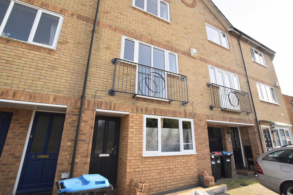 Property photo 1 of 10 4 Launde Front New 2