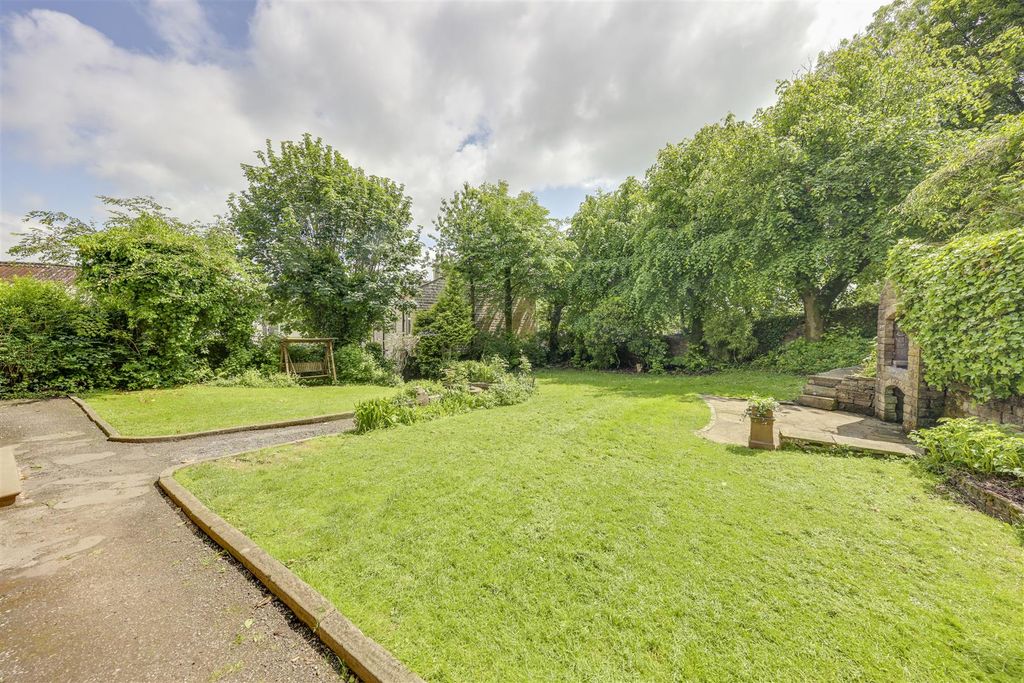 Property photo 2 of 41 Front Walled Garden