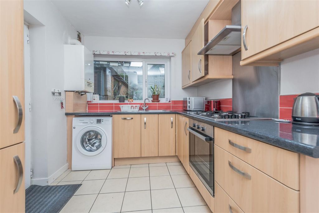 Property photo 3 of 21 Fitted Kitchen: